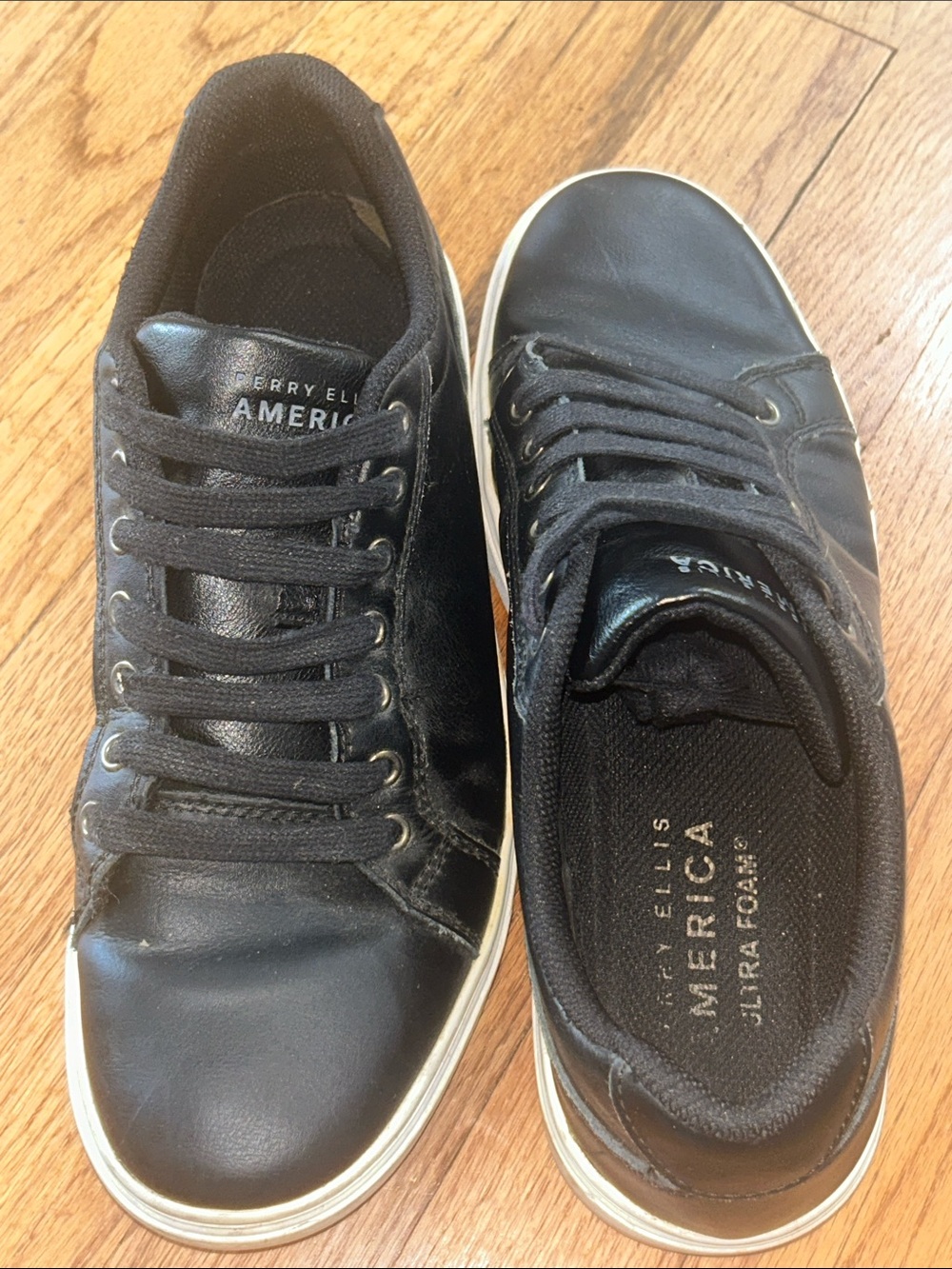 Perry Ellis Black Low-Top Ultra Foam Leather Sneakers with White Sole size 9